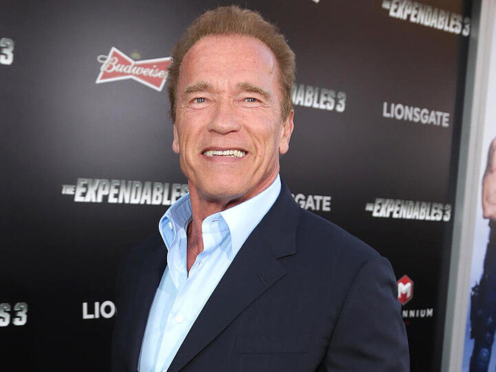 Wer so strahlen möchte wie Arnold Schwarzenegger, sollte einfach schneller schlafen