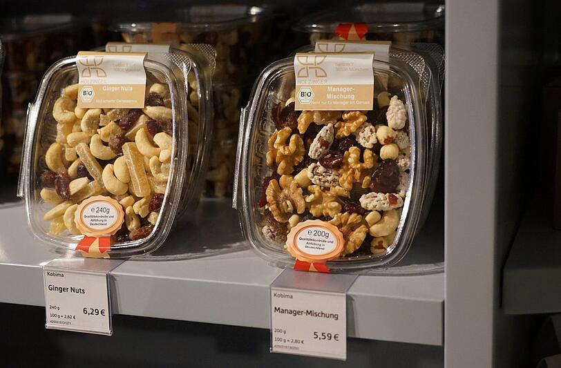 Was wäre ein leichterer Vermittler zwischen veganer Kost und vegan Unerfahrenen als eine halb scherzhaft beschriftete Edelnussmischung?