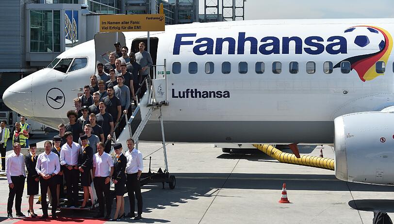 Das DFB-Team auf dem Weg nach Frankreich. Die Bilder vom Abflug in Frankfurt.