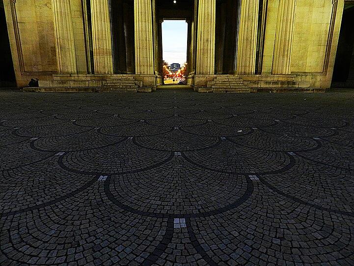 Selbst das Pflaster sieht nach Kunst aus.