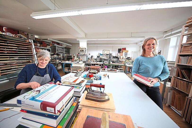 Buchbinderei-Inhaberin Andrea Fellinger (r.) in ihrem Reich.