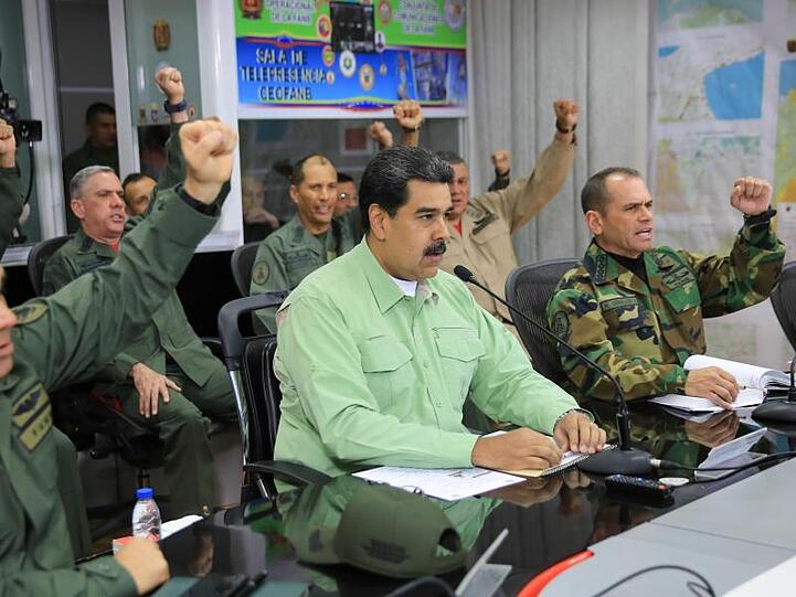 Im Konflikt um die humanitäre Hilfe für Venezuela hat Maduro (M) die Schließung der Grenze nach Brasilien angeordnet.
