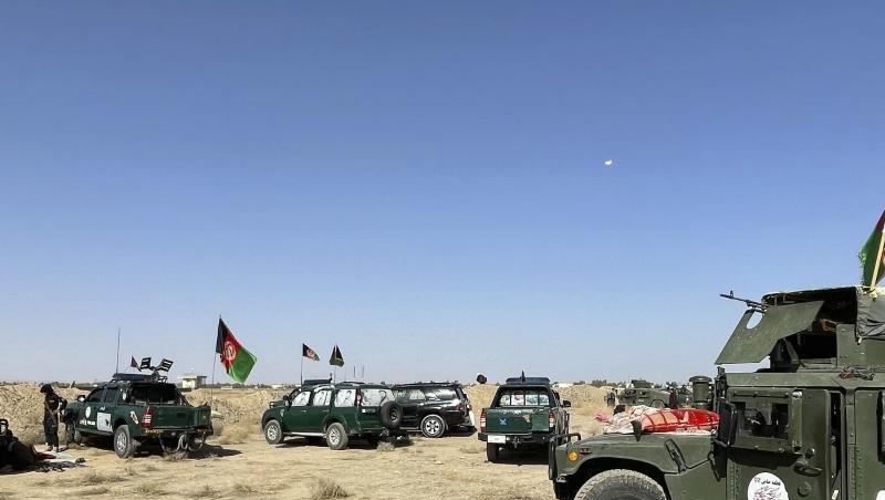 Afghanische Militärfahrzeuge stehen während der Kämpfe zwischen den Taliban und afghanischen Sicherheitskräften in Kandahar südwestlich von Kabul.