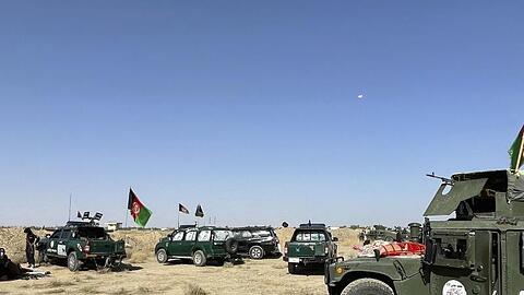 Afghanische Militärfahrzeuge stehen während der Kämpfe zwischen den Taliban und afghanischen Sicherheitskräften in Kandahar südwestlich von Kabul.