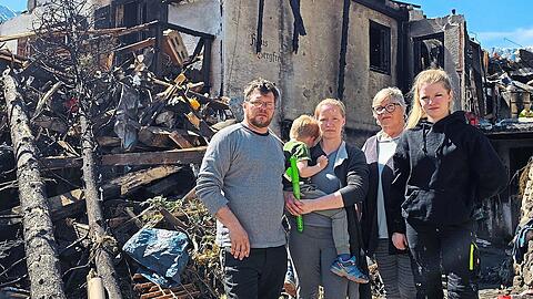 Steht ohne Dach über dem Kopf da (v. l.): Florian Wegscheider, Ehefrau Catharina mit Sohn Beni, Mutter Monika und Tochter Laura.