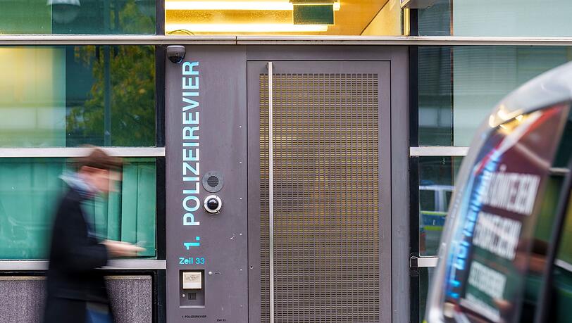 Der Verdacht gefährde das Ansehen der Polizei, sagt der Frankfurter Polizeipräsident.