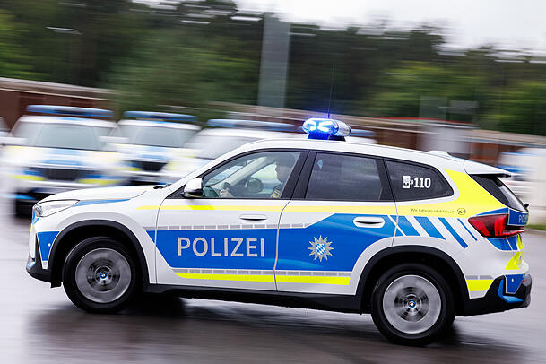 Ein elektrischer Streifenwagen von BMW fährt auf dem Gelände der Bereitschaftspolizei Nürnberg. Ein elektrischer Streifenwagen von BMW fährt auf dem Gelände der Bereitschaftspolizei Nürnberg.