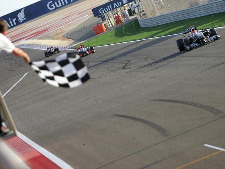 Michael Schumacher fährt in Bahrain als Sechtser über die Ziellinie.