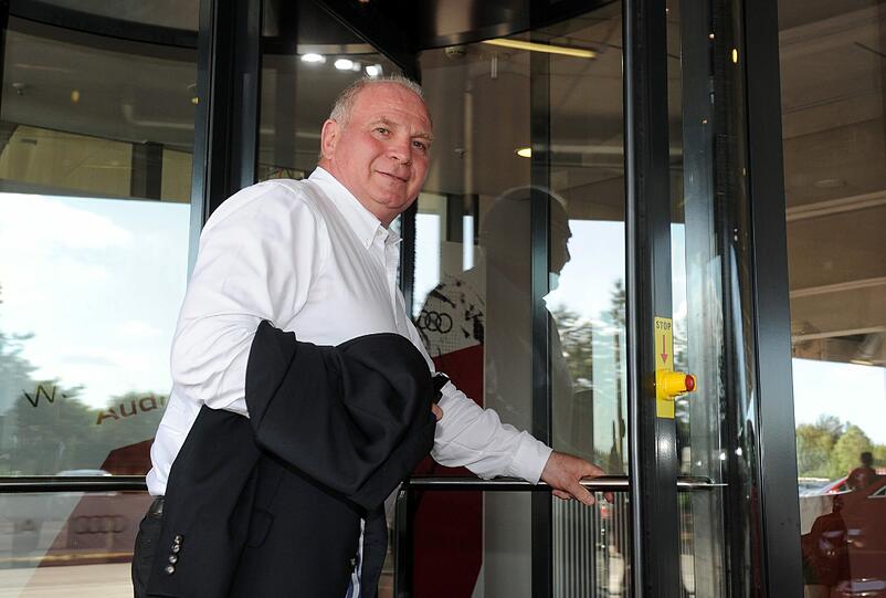 Ohne Chauffeur kam Uli Hoeneß in der Allianz Arena an und verschwand im VIP-Eingang. Zur Anklageerhebung äußerte er sich nicht.