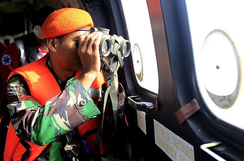 Bergungsmannschaften haben die Suche nach der vor Borneo ins Meer gestürzten AirAsia-Maschine ausgeweitet.