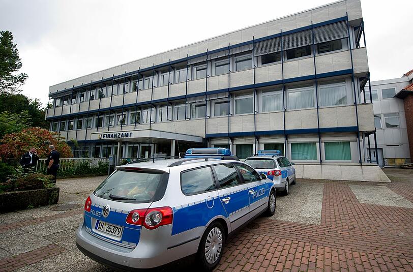 Rund ein halbes Jahr nach den tödlichen Schüssen auf einen Abteilungsleiter des Rendsburger Finanzamtes muss sich ein 55-jähriger Steuerberater vor dem Landgericht in Kiel verantworten.