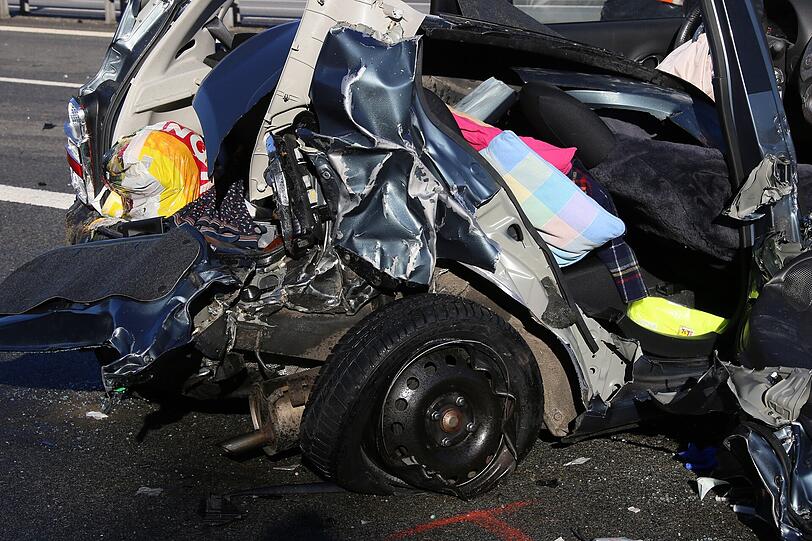 Bei dem schweren Unfall auf der A94 sind drei Autos involviert.