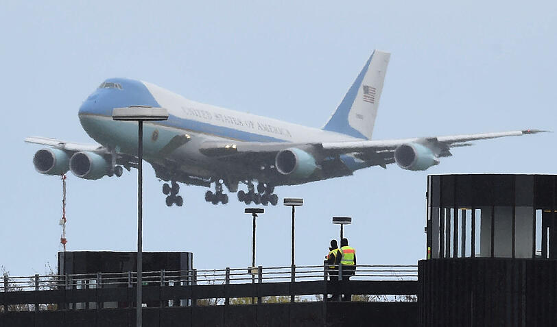 Der US-Präsident auf Deutschlandbesuch: Pünktlich um 12.40 Uhr setzt die Air Force One in Hannover auf. Die Bilder zum Durchklicken.