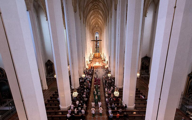 Gedenken im Liebfrauendom: Viele Münchner nehmen am Sonntag am Gottesdienst von Kardinal Reinhard Marx teil, der den Toten, Verletzten und Angehörigen gedenkt.