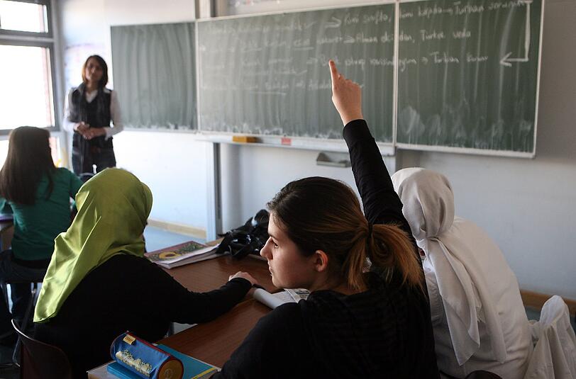 Der Sachverständigenrat deutscher Stiftungen für Integration und Migration kritisiert, dass die meisten jungen Lehrer unzureichend auf den Unterricht mit Einwandererkindern vorbereitet werden. Foto: Oliver Berg/Archiv