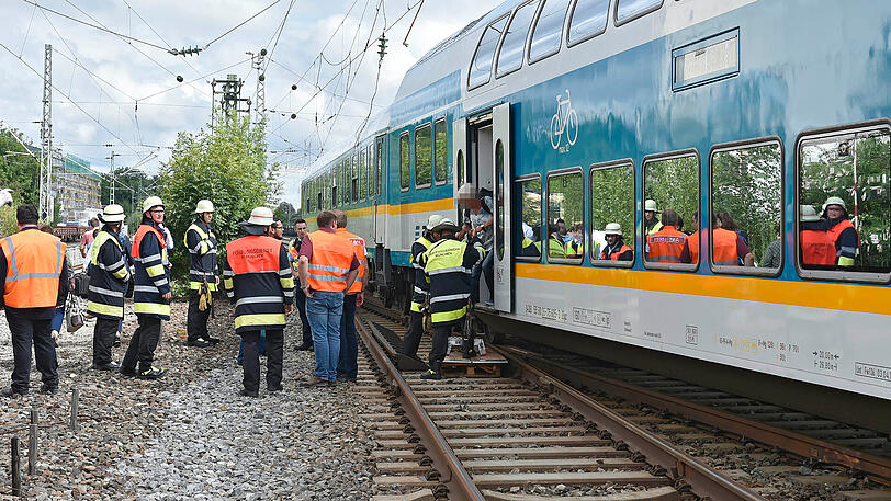 Aufgrund eines Oberleitungsschadens ist ein Regionalzug in Feldmoching liegen geblieben.