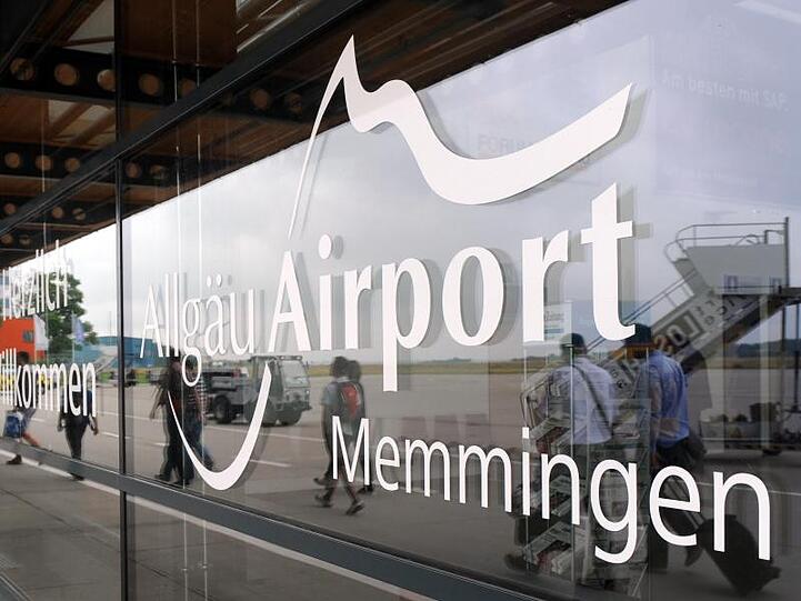Logo und Schriftzug des Allgäu Airport am Terminal des Flughafens. Foto: Andreas Gebert/Archiv