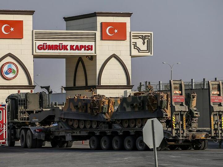 Nachschub: Ein Lkw der türkischen Streitkräfte, bringt gepanzerte Personentransporter über die Grenze zu Syrien.