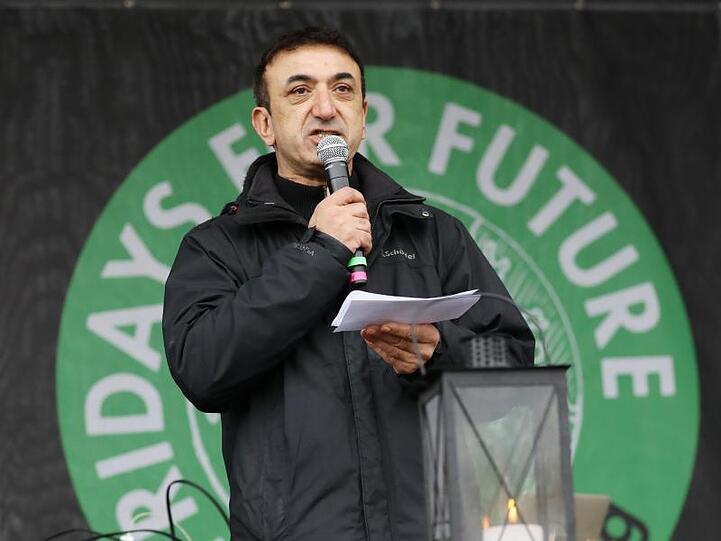 Nach einer Schweigeminute für die Opfer von Hanau spricht Yavuz Feroglu vom kurdischen Dachverband Nav-Dem.