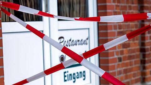 Mit rot-weißem Absperrband ist der Zugang zu einem Restaurant in Boizenburg abgesperrt. Außenbereiche von Lokalen sollen dem Entwurf zufolge erst öffnen, wenn die Inzidenz 14 Tage stabil unter 35 bleibt.