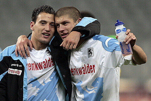 Timo Gebhart (l.) feiert zusammen mit Mate Ghvinianidze.