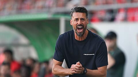Augsburgs Trainer Sandro Wagner ist mit Leidenschaft bei seinem Debüt im Einsatz.