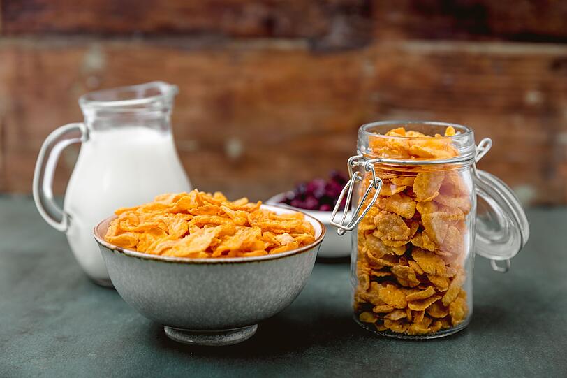 Glauben wir der Werbung, gehören zu einem gesunden Frühstück diverse Müsli- und Cornflakes-Sorten. Aber das Gegenteil ist der Fall: Die meisten dieser Produkte enthalten sehr viel Zucker, was zu Schwankungen im Blutzuckerspiegel führt. Es dauert nicht lange, und Sie verspüren große Lust auf ein zweites Frühstück. Glauben wir der Werbung, gehören zu einem gesunden Frühstück diverse Müsli- und Cornflakes-Sorten. Aber das Gegenteil ist der Fall: Die meisten dieser Produkte enthalten sehr viel Zucker, was zu Schwankungen im Blutzuckerspiegel führt. Es dauert nicht lange, und Sie verspüren große Lust auf ein zweites Frühstück.