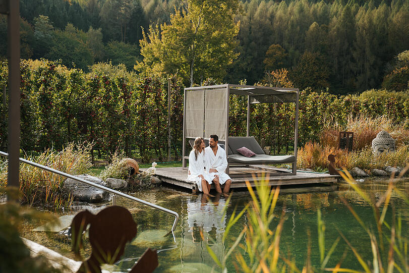 Genießen am Badeteich im Garten: Fast mediterran fühlt sich der Herbst im Gartenhotel Moser südlich von Bozen an. Genießen am Badeteich im Garten: Fast mediterran fühlt sich der Herbst im Gartenhotel Moser südlich von Bozen an.