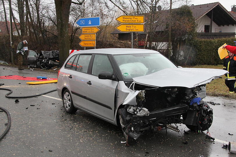 Im Landkreis Altöttingen kam es am Samstagvormittag zu einem schweren Zusammenstoß dreier Fahrzeuge. Die Bilder vom Unfallort.