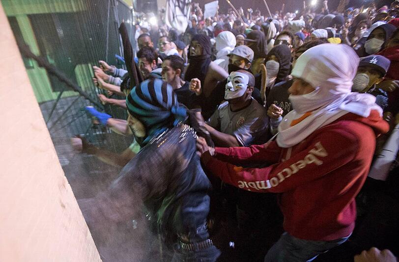 Proteste und Demonstrationen in Brasilien: In Sao Paulo versuchten Demonstanten, ein Regierungsgebäude zu stürmen.