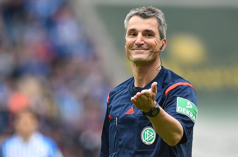 DFB-Schiedsrichter Knut Kircher leitet das Relegations-Rückspiel zwischen dem TSV 1860 München und Kiel.