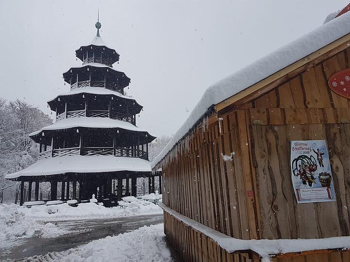 Der weiß eingestäubte Chinaturm