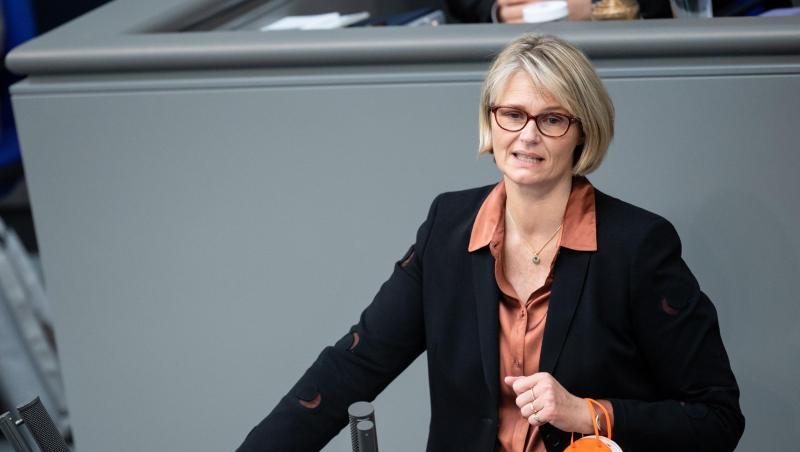 Anja Karliczek will vorerkrankten Kindern bis zum Schuljahresbeginn ein Impfangebot unterbreiten.