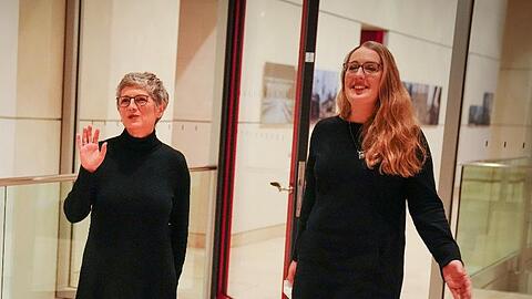 Britta Haßelmann (Mitte) und Katharina Dröge (rechts) zusammen mit Irene Mihalic (links). Haßelmann und Dröge sind neue Grünen-Fraktionsvorsitzende der Grünen.