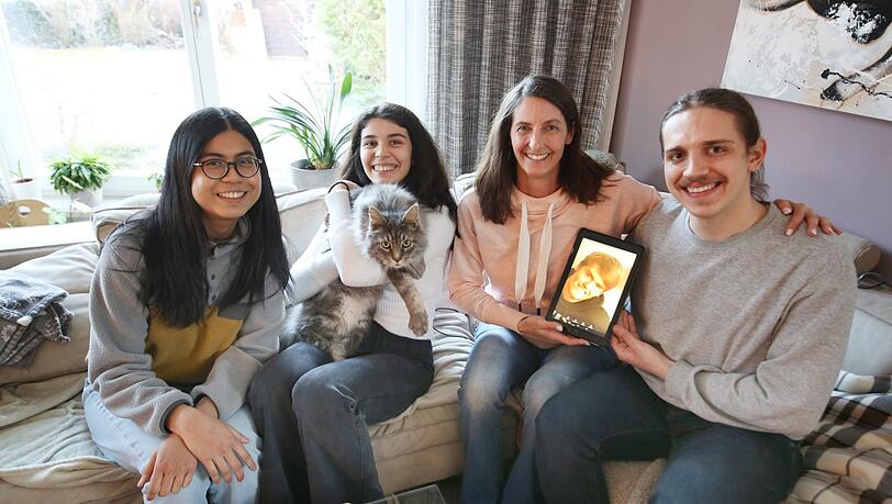 Monika Grüner (49, 2.v.r) mit ihren Mitbewohnern Elsa (l.), Günes, Baris und Kater Charly. Sohn Michi (auf dem Tablet) ist gerade arbeiten.