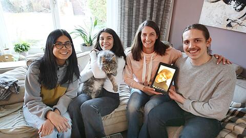 Monika Grüner (49, 2.v.r) mit ihren Mitbewohnern Elsa (l.), Günes, Baris und Kater Charly. Sohn Michi (auf dem Tablet) ist gerade arbeiten.