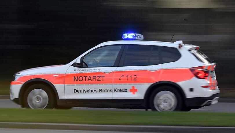 In einer Kiesgrube in Schwaben wurde ein 71-Jähriger bei Arbeiten schwer verletzt. (Symbolbild)