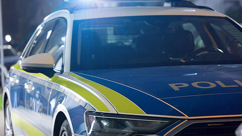 Eine Vielzahl von Polizeistreifen fahndete sofort nach dem Mann, jedoch ohne Erfolg. Eine Vielzahl von Polizeistreifen fahndete sofort nach dem Mann, jedoch ohne Erfolg.