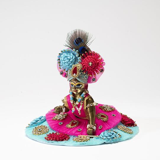 Dieser Baby-Krishna ist prächtig eingekleidet. In Indien werden solche Bronzefiguren wie eigene Kinder gehegt, gepflegt und eben auch ausstaffiert. Dieser Baby-Krishna ist prächtig eingekleidet. In Indien werden solche Bronzefiguren wie eigene Kinder gehegt, gepflegt und eben auch ausstaffiert.