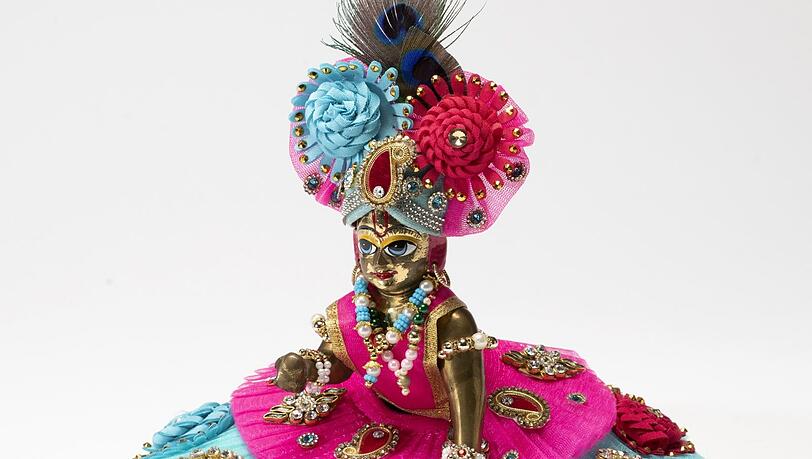 Dieser Baby-Krishna ist prächtig eingekleidet. In Indien werden solche Bronzefiguren wie eigene Kinder gehegt, gepflegt und eben auch ausstaffiert. Dieser Baby-Krishna ist prächtig eingekleidet. In Indien werden solche Bronzefiguren wie eigene Kinder gehegt, gepflegt und eben auch ausstaffiert.