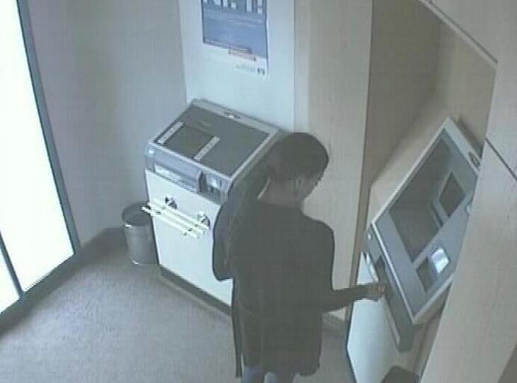 Die Polizei fahndet nach dieser jungen Frau. Die Bilder der Überwachungskamera.