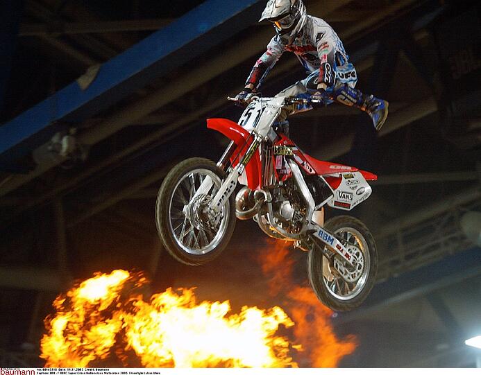 Springt bis zu 22 Meter weit: Lukas Weis auf seiner Motocross-Maschine.