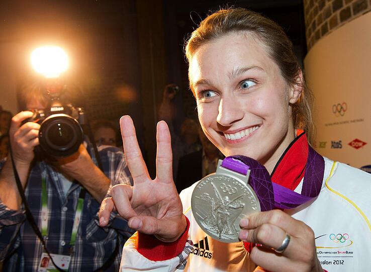 Später gestand sie in einem Interview ihr persönliches Verhältnis zum olympischen Edelmetall: &bdquo;Ich bin nicht so der
Medaillenmitmirträger-Typ." Die Fechterin
pflegt eine eher lockere Beziehung zur Medaille. &bdquo;Ich wurde schon
gerügt, wenn ich das Stück mal so aus meiner Tasche krame.&ldquo;