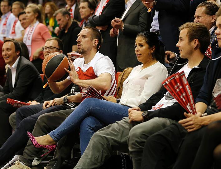 Ribéry hat den Schreck verdaut und wirft den Ball zurück zu denen, die damit umgehen können.