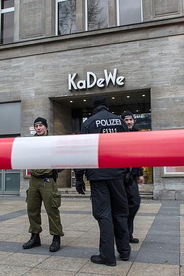Kurz vor Weihnachten haben fünf Täter den Seiteneingang des KaDeWes gestürmt und ein Schmuckgeschäft ausgeraubt. Sie sprühten einem Sicherheitsmann Reizgas ins Gesicht, zerschlugen Schmuckvitrinen und flohen dann in einem dunklen Auto.
