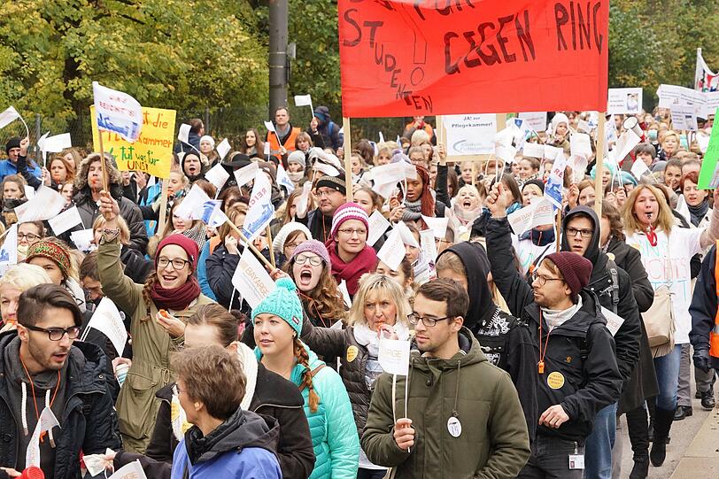 &bdquo;Du wirst auch mal alt&ldquo;, &bdquo;Wir sehen uns&ldquo; &ndash; die Demonstranten erinnern auf Plakaten daran, dass das Problem früher oder später jeden betrifft.