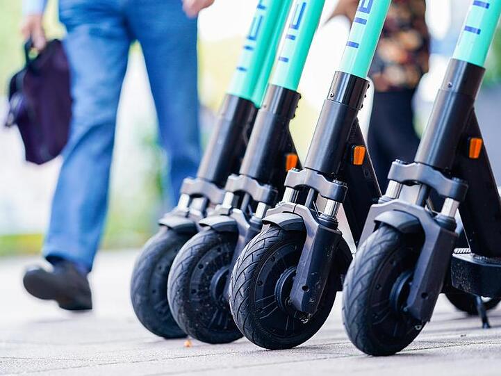 Das Umweltbundesamt stellt fest: "Wird der E-Scooter anstatt der eigenen Füße oder des Fahrrades benutzt, ist das schlecht für Umwelt und Gesundheit."