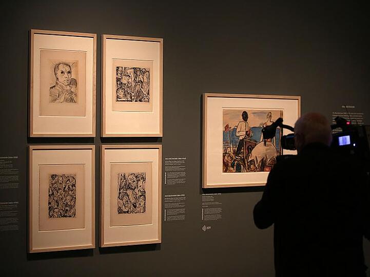Ein Kameramann filmt Bilder von Max Beckmann. Foto: Oliver Berg/Archiv