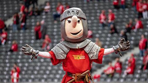 Unions Maskottchen Ritter Keule drehte statt Herthas Herthinho seine Runden auf der Tartanbahn.