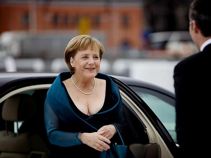 Mit ungewohnt tief ausgeschnittener Robe: Kanzlerin Merkel glänzte bei der Eröffnung der neuen Oper in Oslo.